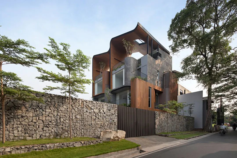 住在自然里，而不是旁邊，把后院搬上屋頂，這才是生活的進(jìn)階美學(xué)！